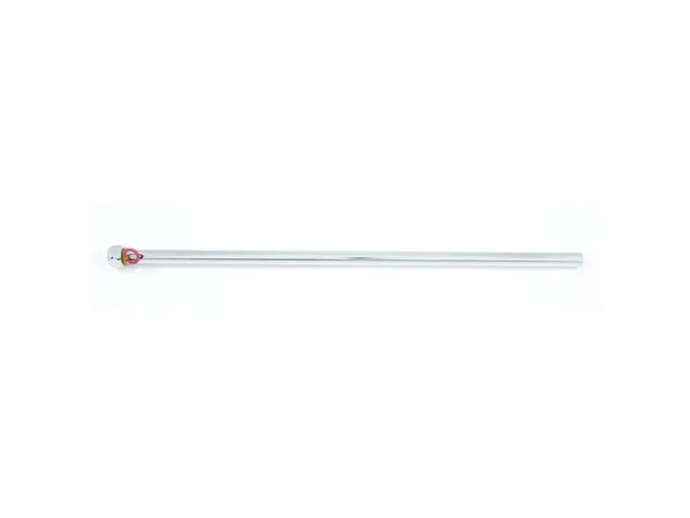 Langes, glänzendes Metallrohr mit Anschlussstück, geeignet für Sanitärinstallationen. Produkt von Ideal Standard.